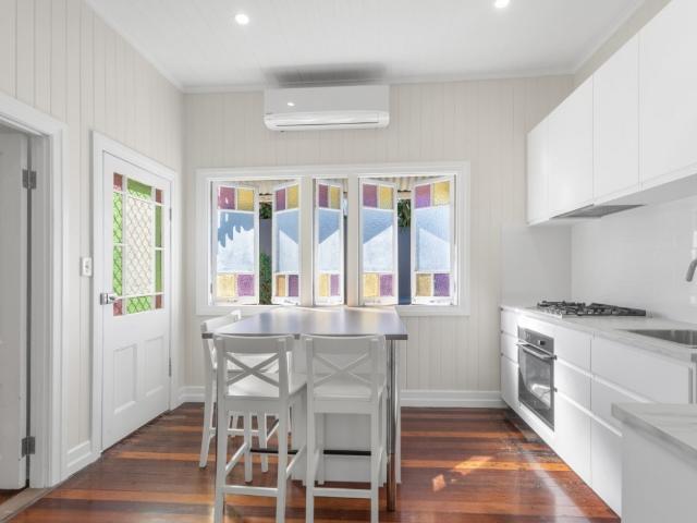 Great Property Great Location! LARGE RENOVATED 1 BRM PROPERTY