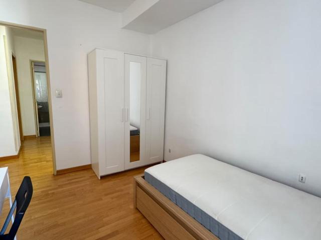 Great private room in a 5 bedroom apartment
