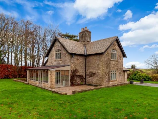 Great Rissington 3 bed detached house to rent £2,500 pcm £577 pw