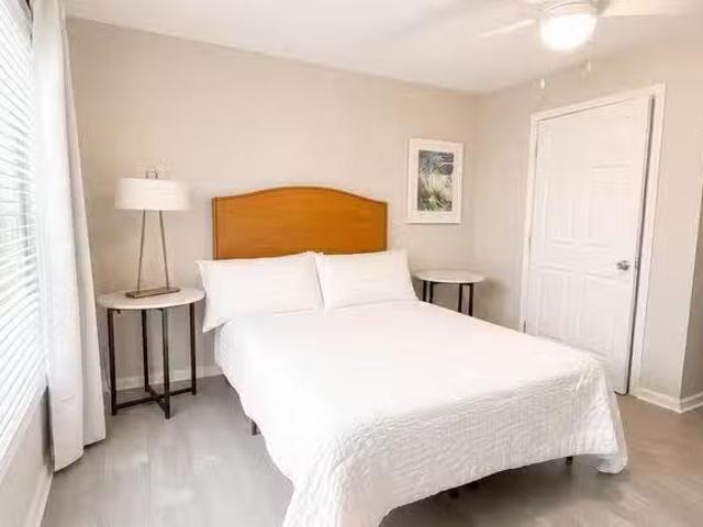 Great Rooms with 40 TVs Maids, Trash Valet, Fast Internet, &.