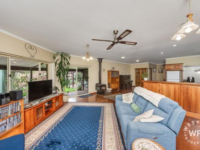 GREAT RURAL STYLE PROPERTY WITH PLENTY OF SHEDDING, SOLAR & BATTERY