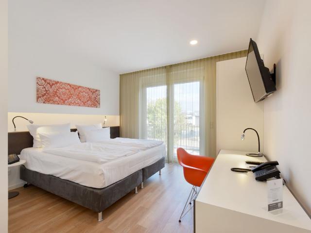 Great Serviced Apartment with cosy furnishing in the middle of Hürth, balcony & weekly cleaning, Hurth Amsterdam Apartments for Rent