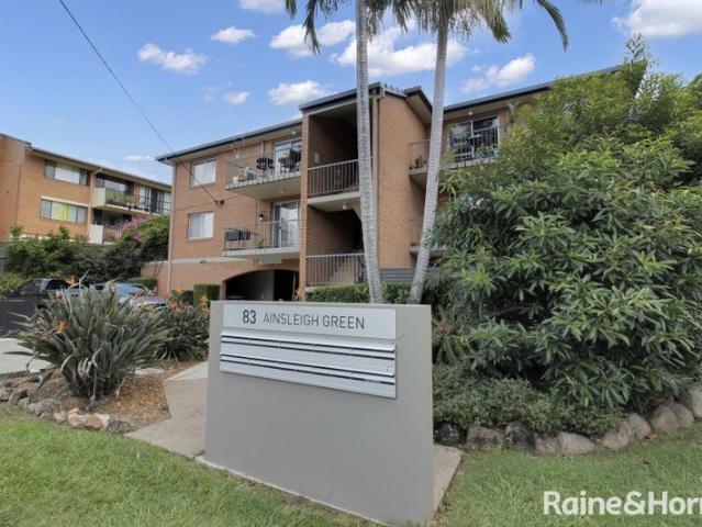 Great Size Spacious Unit in the Heart of Taringa