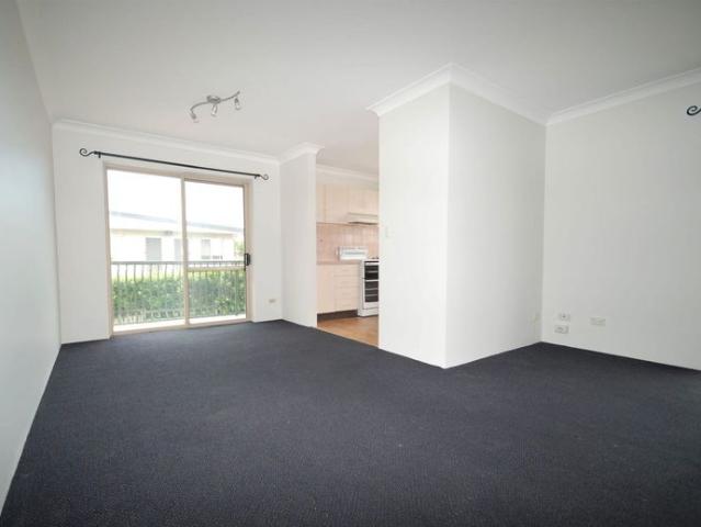 GREAT SIZED 2 BEDROOM UNIT IN SUPERB LOCATION!