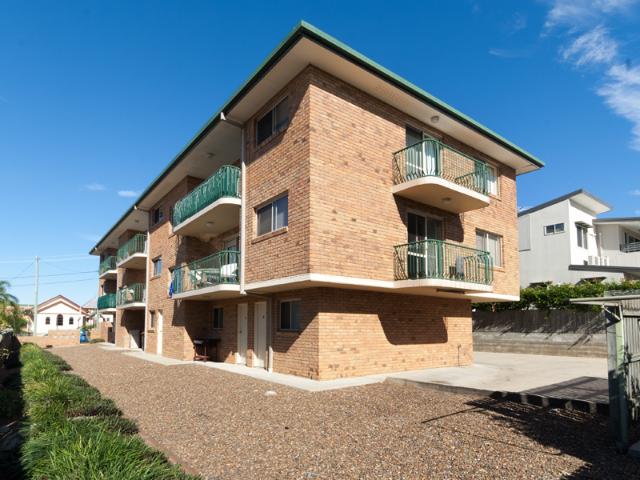 GREAT SIZED 2 BEDROOM UNIT IN SUPERB LOCATION!