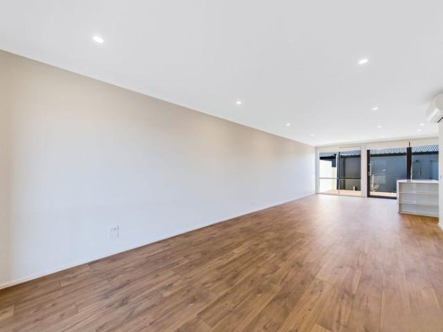 Great Sized Home Within Walking Distance to Supermarkets & Parks