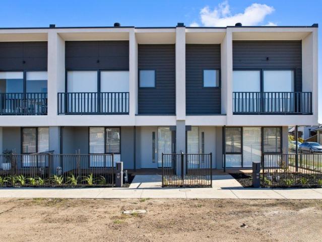 Great Sized Home Within Walking Distance to Supermarkets & Parks
