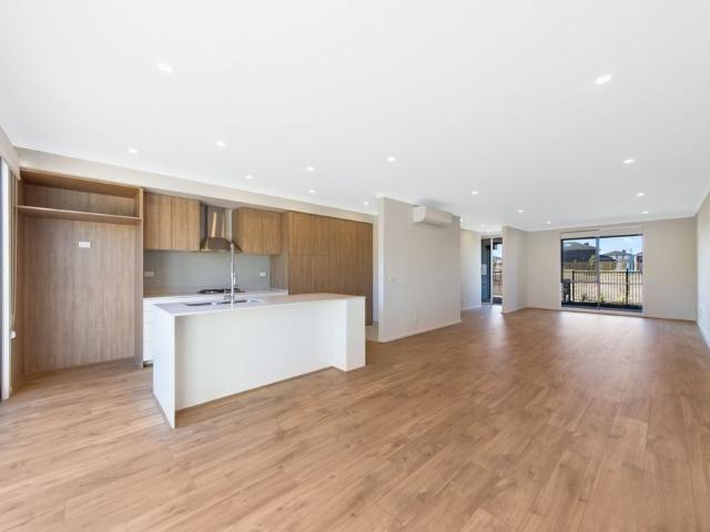Great Sized Home Within Walking Distance to Supermarkets & Parks