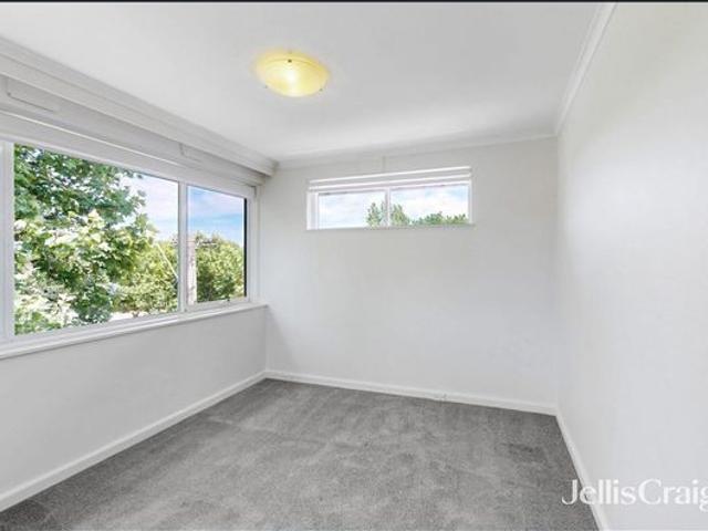 GREAT SIZED ONE BEDDER IN THE HEART OF WINDSOR