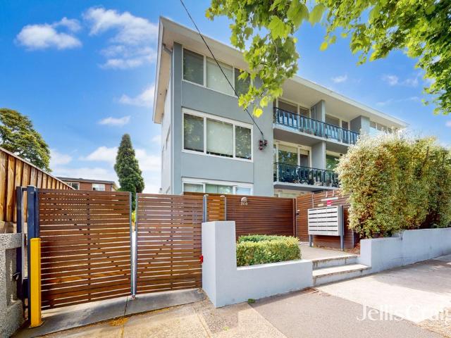 GREAT SIZED ONE BEDDER IN THE HEART OF WINDSOR