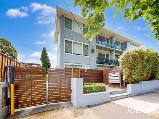 GREAT SIZED ONE BEDDER IN THE HEART OF WINDSOR