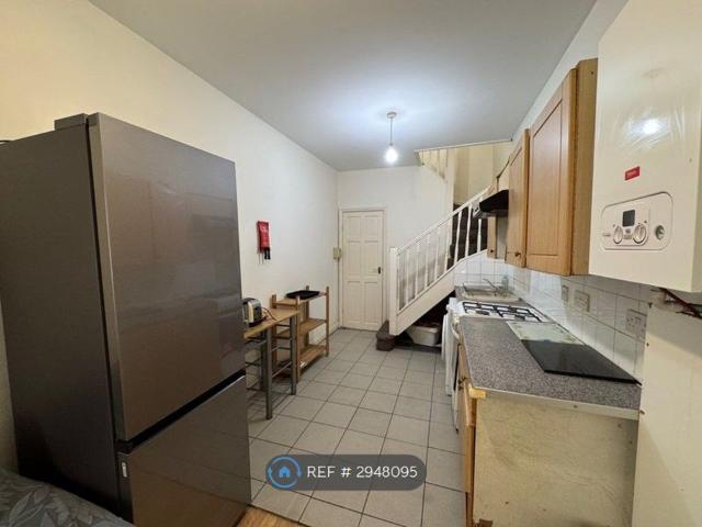 Great South West Road, Hounslow TW4, 1 bed flat to rent, £1,250 pcm | PrimeLocation