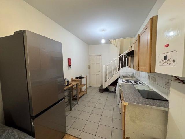 Great South West Road, Hounslow TW4, 2 bed flat to rent, £1,650 pcm | PrimeLocation