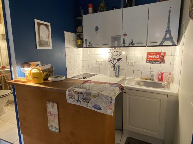 Great Studio 10 min from Eiffel Tower high ceilinged in highly desirable area, Paris Amsterdam Apartments for Rent