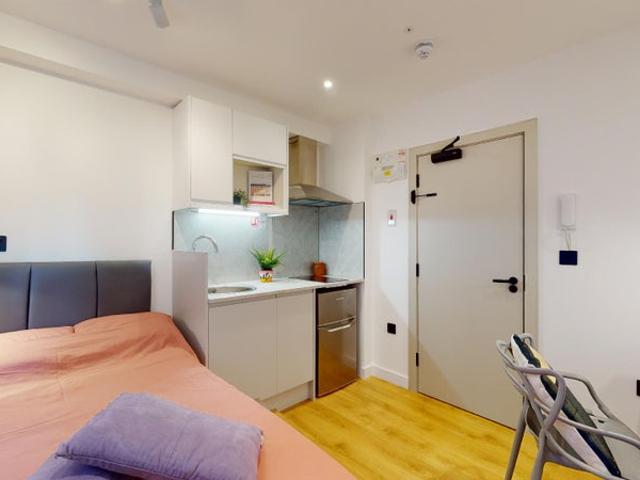 Great studio with private kitchenette and bathroom