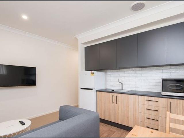 GREAT STUDIO WITH SEPARATE BEDROOM IN ROCKLEA