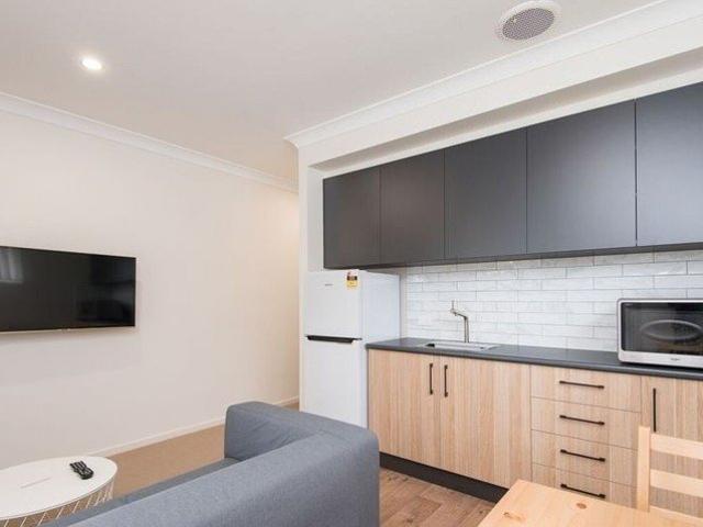 GREAT STUDIO WITH SEPARATE BEDROOM IN ROCKLEA