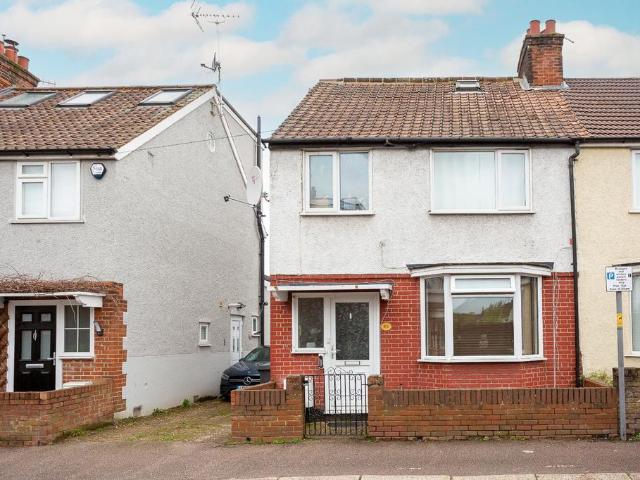 Greatham Road, Bushey, WD23 4 bed semi detached house to rent £2,100 pcm £485 pw