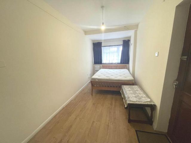 Greatwest Rd, Heston 1 bed flat to rent £1,000 pcm £231 pw