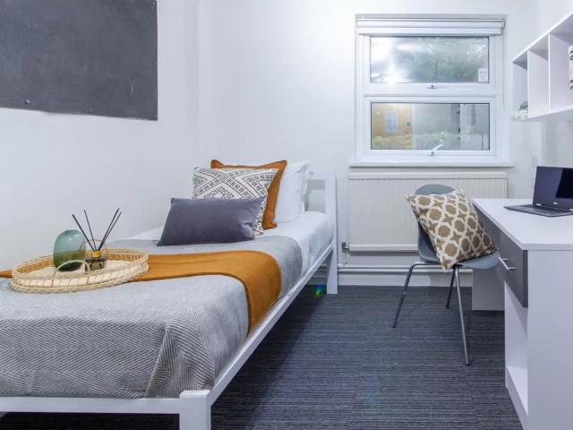 Green Wood Court, Southampton Has an Apartment
