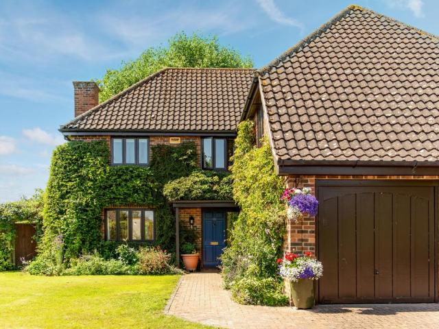 Green Acres Close, Whitchurch. 4 bed detached house to rent £3,000 pcm £692 pw