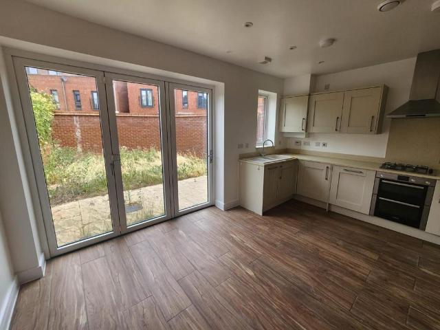 Green Close, Hatfield AL9 3 bed end of terrace house to rent £2,150 pcm £496 pw
