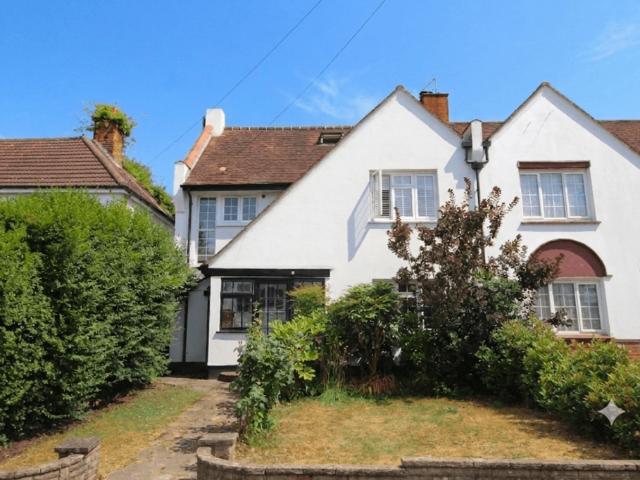 Green Dragon Lane, Winchmore Hill, N21 4 bed semi detached house to rent £3,450 pcm £796 pw