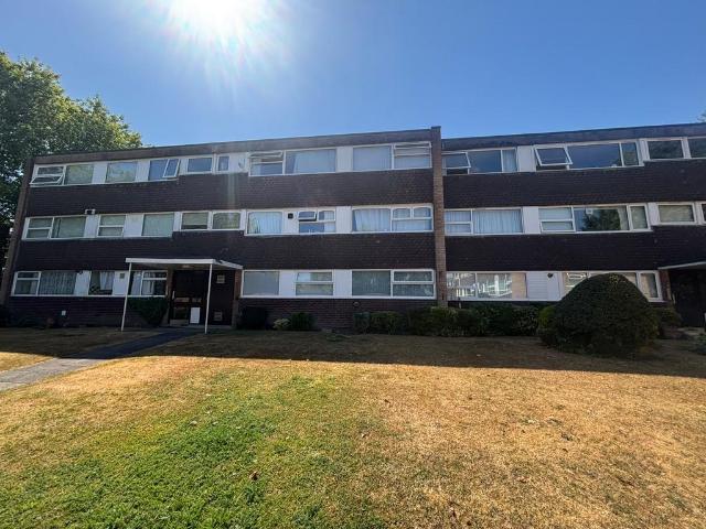 Green Gables, Sutton Coldfield, B74 2 bed flat to rent £1,050 pcm £242 pw