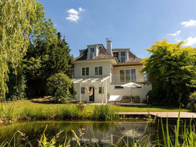 Green Hideaway in Salmannsdorf gepflegte Luxusvilla mit Schwimmbiotop 2026 + Zweiter Einfamilienhaus Bauplatz am Grundstück nahe American International School