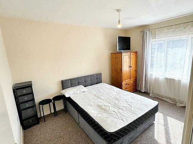 Green Lane, Dagenham RM8, 2 bed flat to rent, £1,800 pcm | PrimeLocation