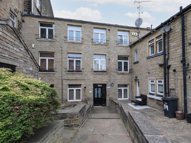 Green Lane, Greetland, Halifax 1 bed apartment to rent £675 pcm £156 pw