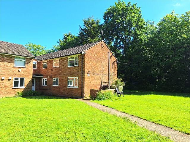 Green Lane, Shipley Bridge, Horley RH6, 2 bed flat to rent, £1,400 pcm | PrimeLocation