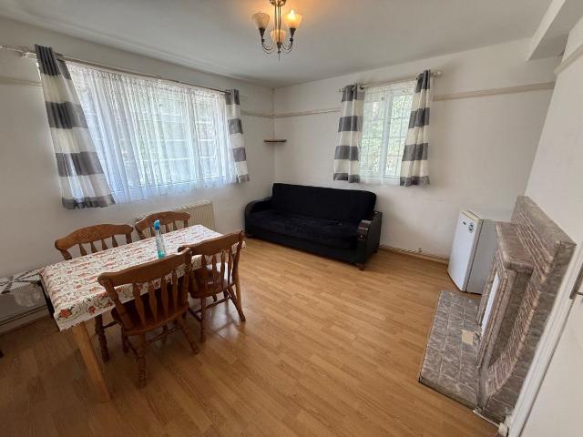 Green Lanes, Winchmore Hill N21, 2 bed flat to rent, £1,850 pcm | PrimeLocation