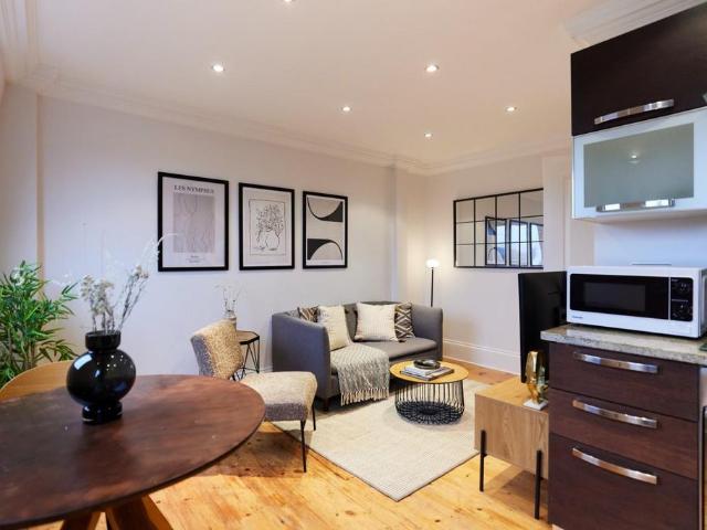 Green Lanes, London, N16 1 bed apartment to rent £1,895 pcm £437 pw