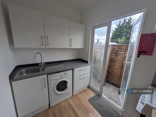 Green Lanes, London, N13 Studio to rent £1,249 pcm £288 pw