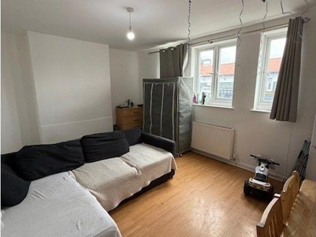 Green Lanes, London N21, 3 bed flat to rent, £2,050 pcm | PrimeLocation