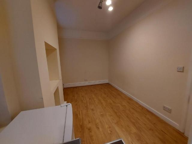 Green Lanes, N13 Studio to rent £1,050 pcm £242 pw