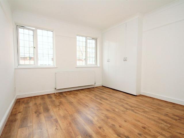Green Lanes, Palmers Green N13, 4 bed flat to rent, £2,850 pcm | PrimeLocation