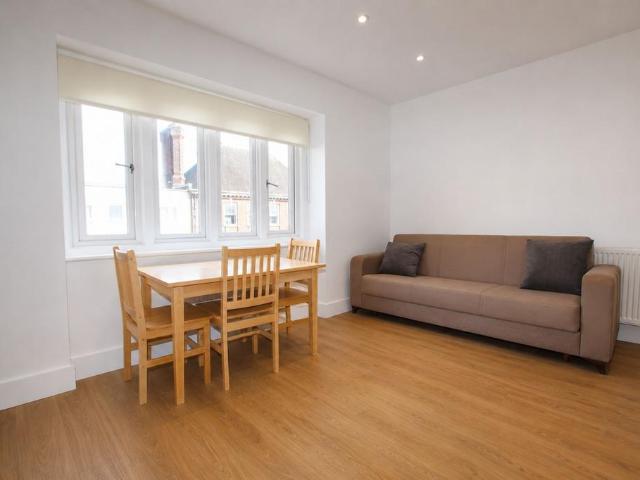 Green Lanes, Palmers Green, N13 1 bed flat to rent £1,325 pcm £306 pw