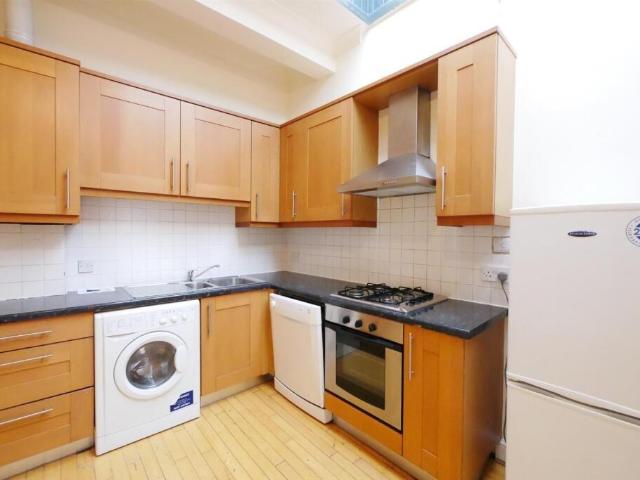 Green Lanes, Palmers Green 2 bed flat to rent £1,650 pcm £381 pw