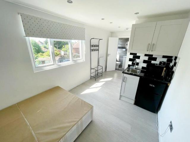 Green Road, Southgate N14, Studio to rent, £1,095 pcm | PrimeLocation