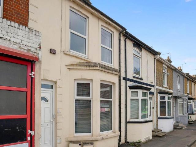 Green Street, Gillingham, Kent 1 bed flat to rent £900 pcm £208 pw