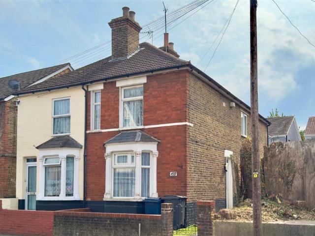 Green Street, High Wycombe HP11 3 bed house to rent £1,495 pcm £345 pw