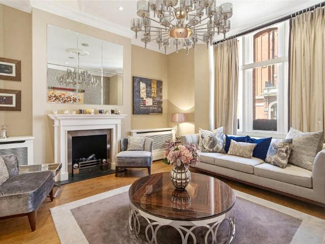 Green Street, London W1K 3 bed apartment to rent £14,517 pcm £3,350 pw