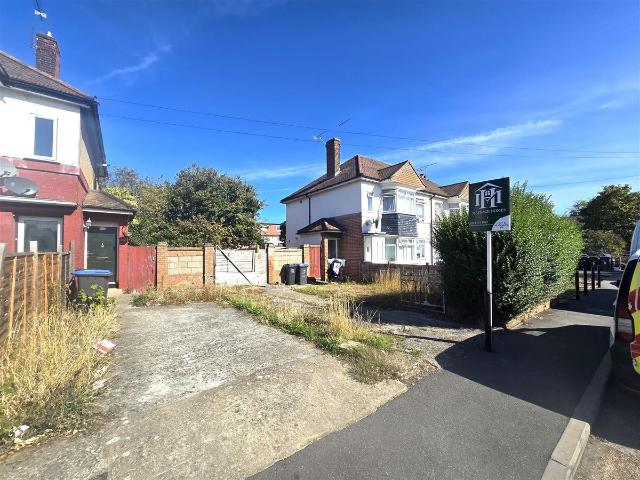 Greenmoor Road, Enfield EN3, 2 bed flat to rent, £1,800 pcm | PrimeLocation