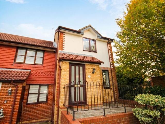 Greenacre Close, Northolt, UB5 1 bed end of terrace house to rent £1,550 pcm £358 pw