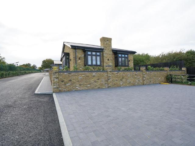 Greenacre Mews, High Road, Fobbing, 2 bed bungalow to rent £2,100 pcm £485 pw