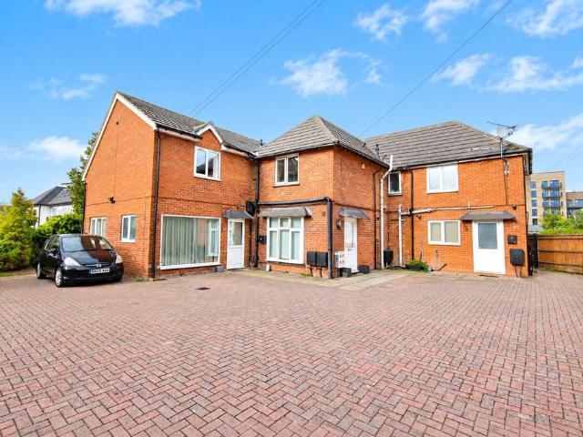 Greenacres, Old Bracknell Lane West. 1 bed apartment to rent £1,050 pcm £242 pw