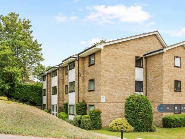 Greencroft, Farnborough, GU14 3 bed flat to rent £1,650 pcm £381 pw
