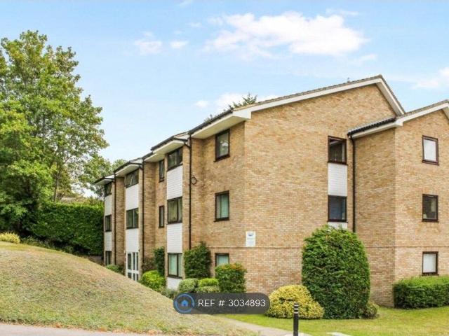 Greencroft, Farnborough GU14, 3 bed flat to rent, £1,650 pcm | PrimeLocation